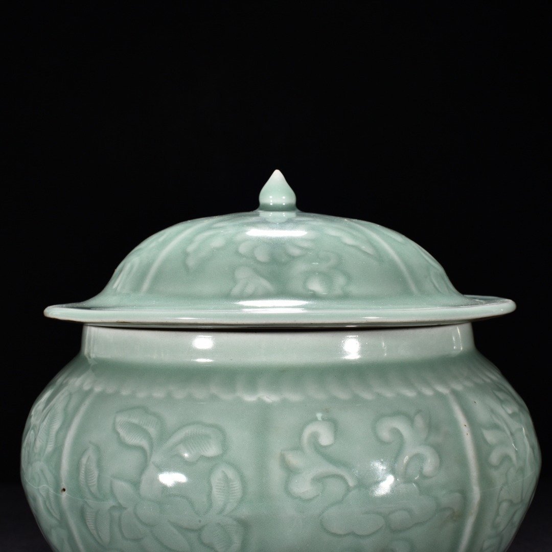 Yuan Dynasty kiln pink celadon glaze flower and fruit pattern lid jar