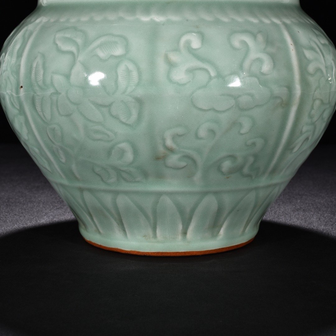 Yuan Dynasty kiln pink celadon glaze flower and fruit pattern lid jar