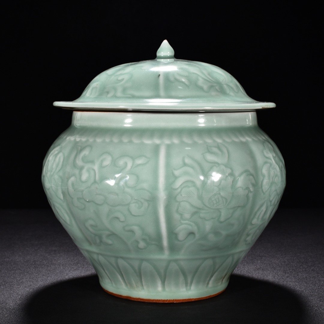 Yuan Dynasty kiln pink celadon glaze flower and fruit pattern lid jar