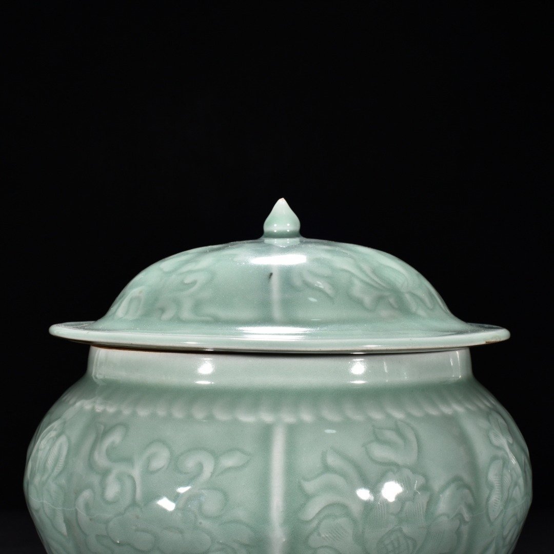 Yuan Dynasty kiln pink celadon glaze flower and fruit pattern lid jar