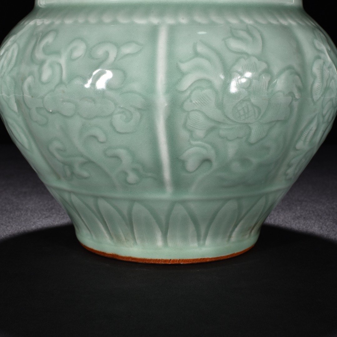 Yuan Dynasty kiln pink celadon glaze flower and fruit pattern lid jar