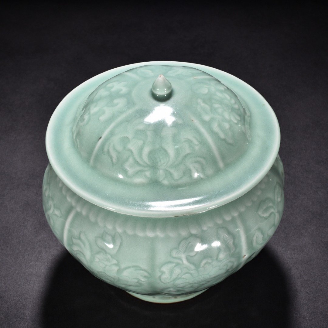 Yuan Dynasty kiln pink celadon glaze flower and fruit pattern lid jar
