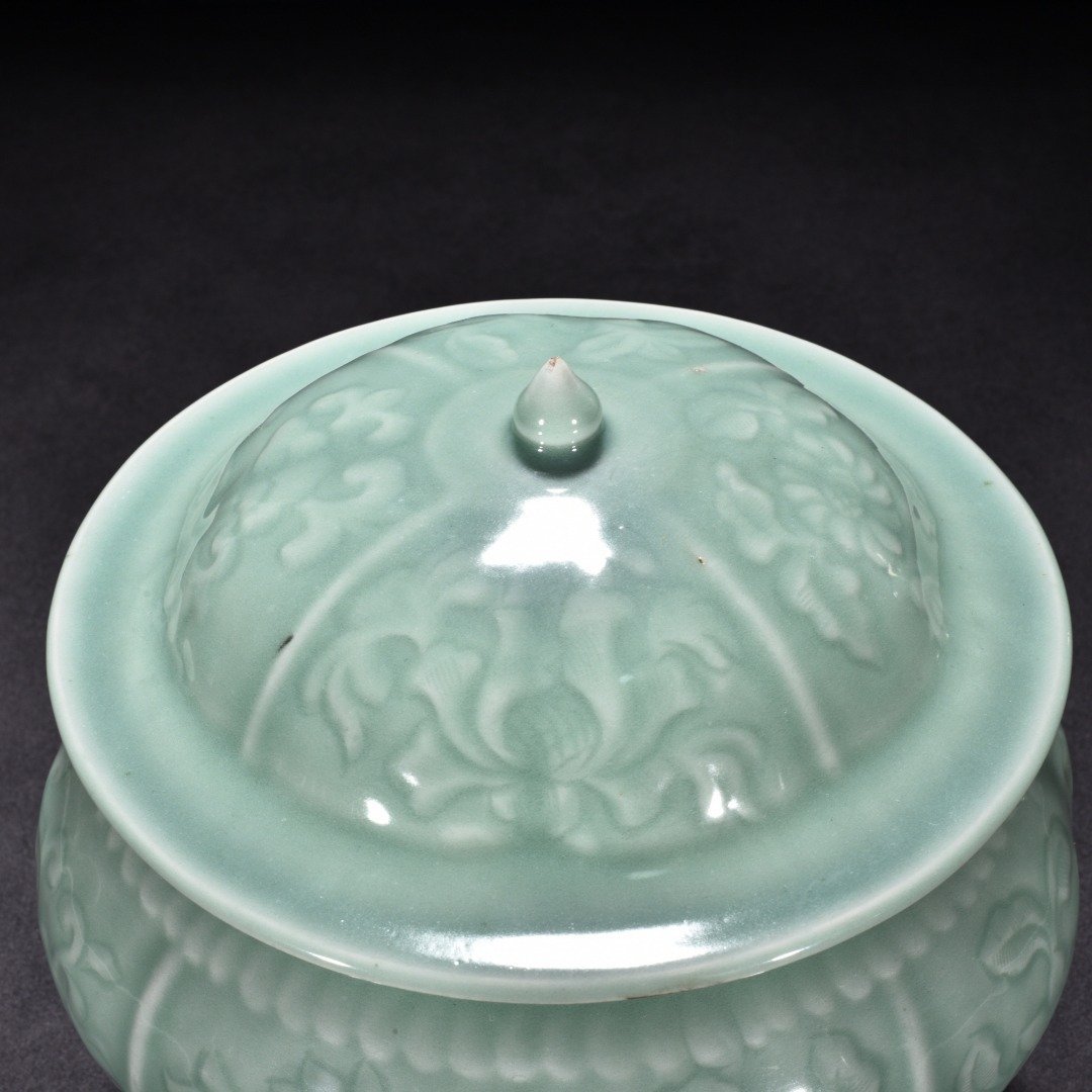 Yuan Dynasty kiln pink celadon glaze flower and fruit pattern lid jar