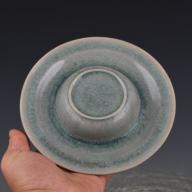 Song Dynasty Ru kiln azure glaze ice cracked lamp holder