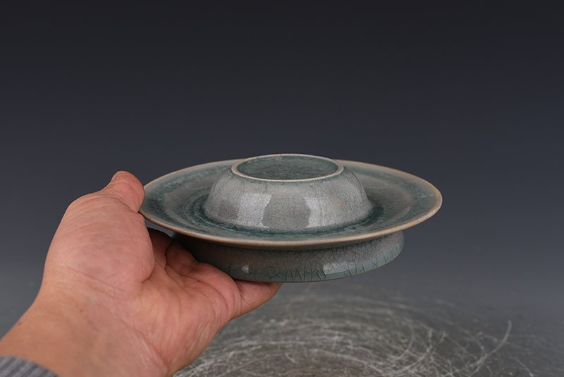 Song Dynasty Ru kiln azure glaze ice cracked lamp holder