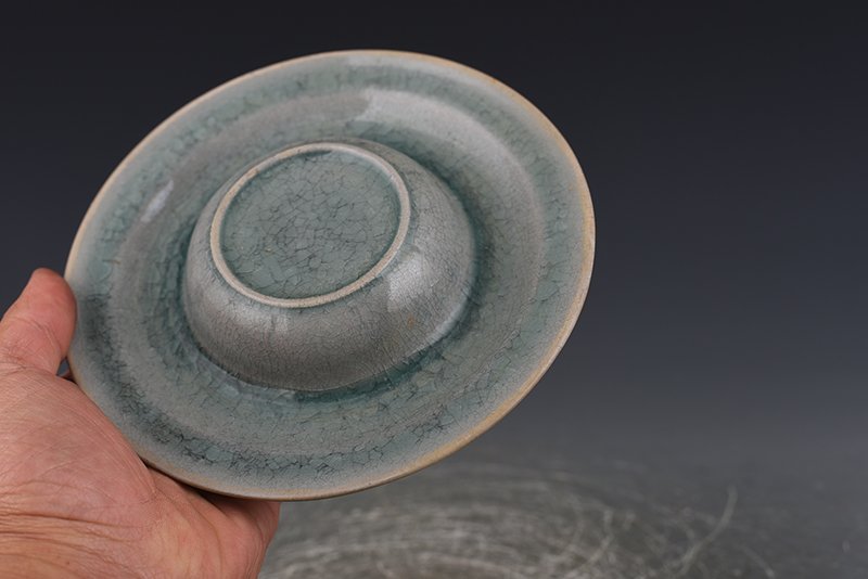 Song Dynasty Ru kiln azure glaze ice cracked lamp holder