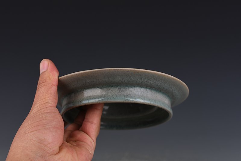 Song Dynasty Ru kiln azure glaze ice cracked lamp holder