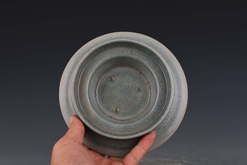 Song Dynasty Ru kiln azure glaze ice cracked lamp holder