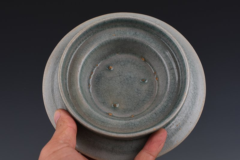 Song Dynasty Ru kiln azure glaze ice cracked lamp holder
