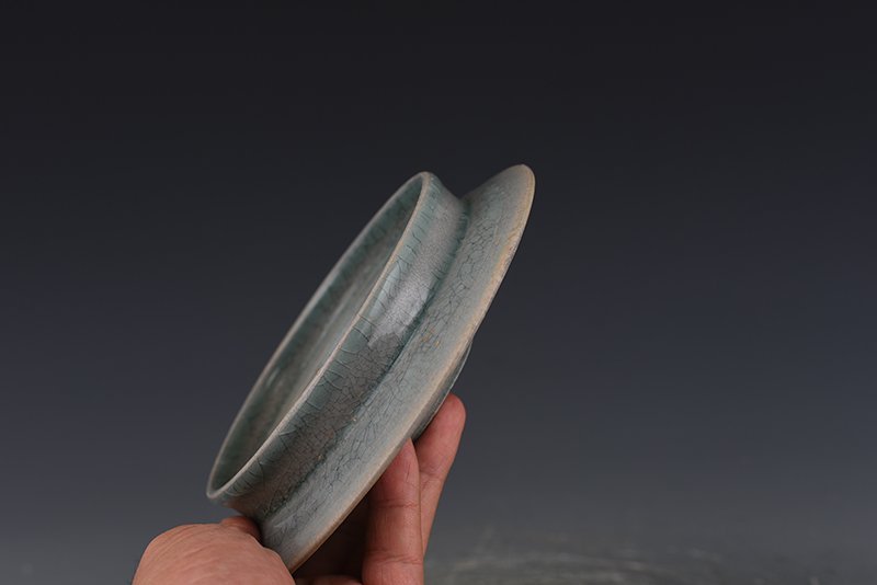 Song Dynasty Ru kiln azure glaze ice cracked lamp holder