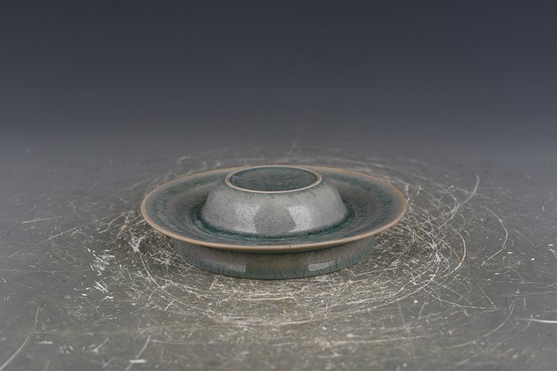 Song Dynasty Ru kiln azure glaze ice cracked lamp holder