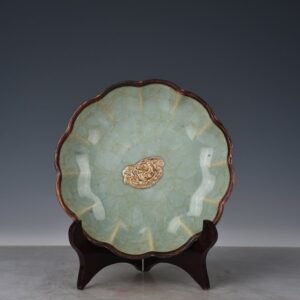 Song Dynasty Ru kiln azure glaze ice cracked sunflower mouth plate