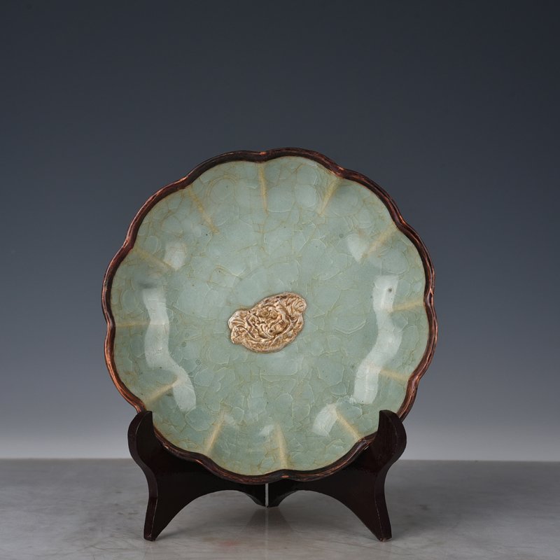 Song Dynasty Ru kiln azure glaze ice cracked sunflower mouth plate