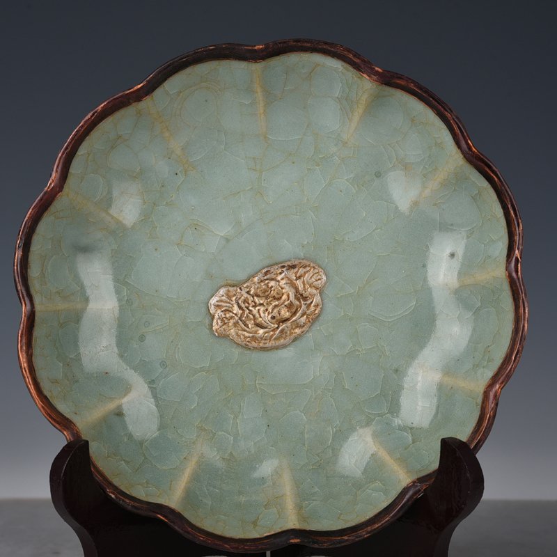 Song Dynasty Ru kiln azure glaze ice cracked sunflower mouth plate