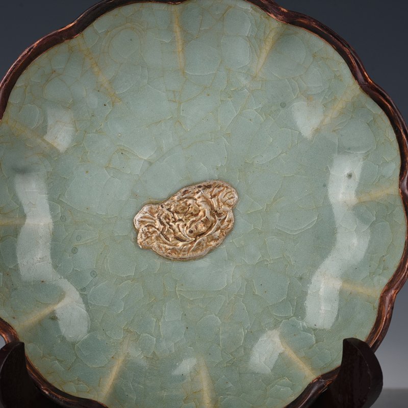 Song Dynasty Ru kiln azure glaze ice cracked sunflower mouth plate
