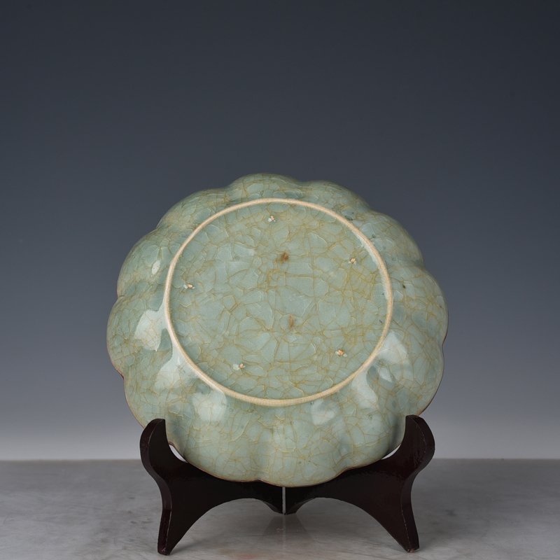 Song Dynasty Ru kiln azure glaze ice cracked sunflower mouth plate