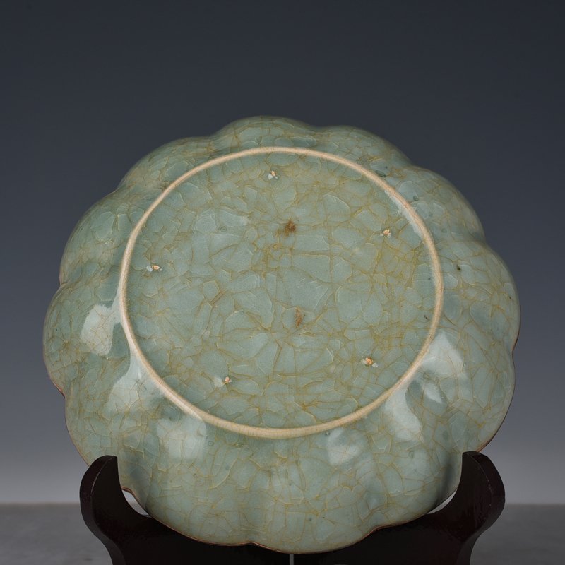 Song Dynasty Ru kiln azure glaze ice cracked sunflower mouth plate