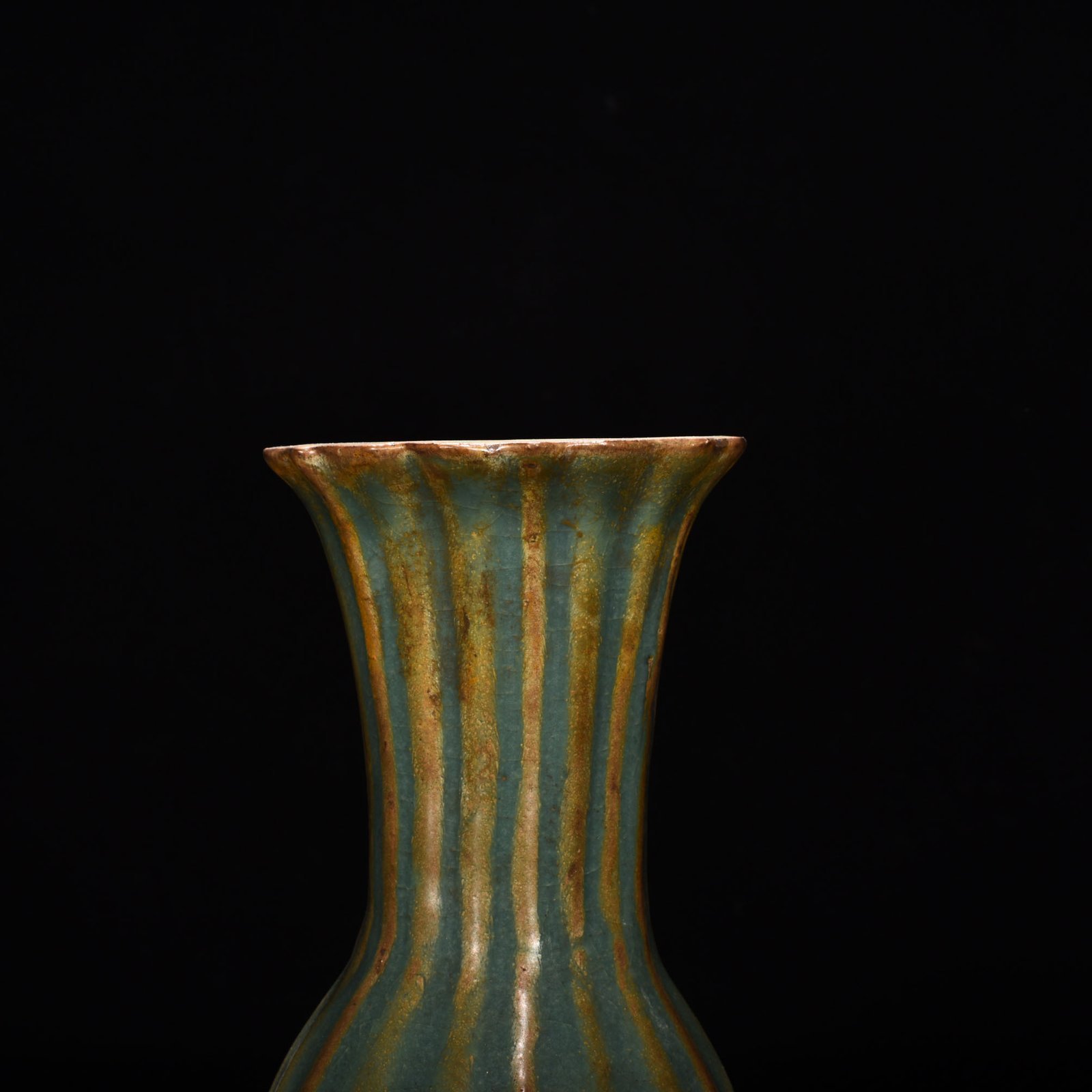 Song Dynasty Longquan kiln plum celadon glaze scraped edge vase