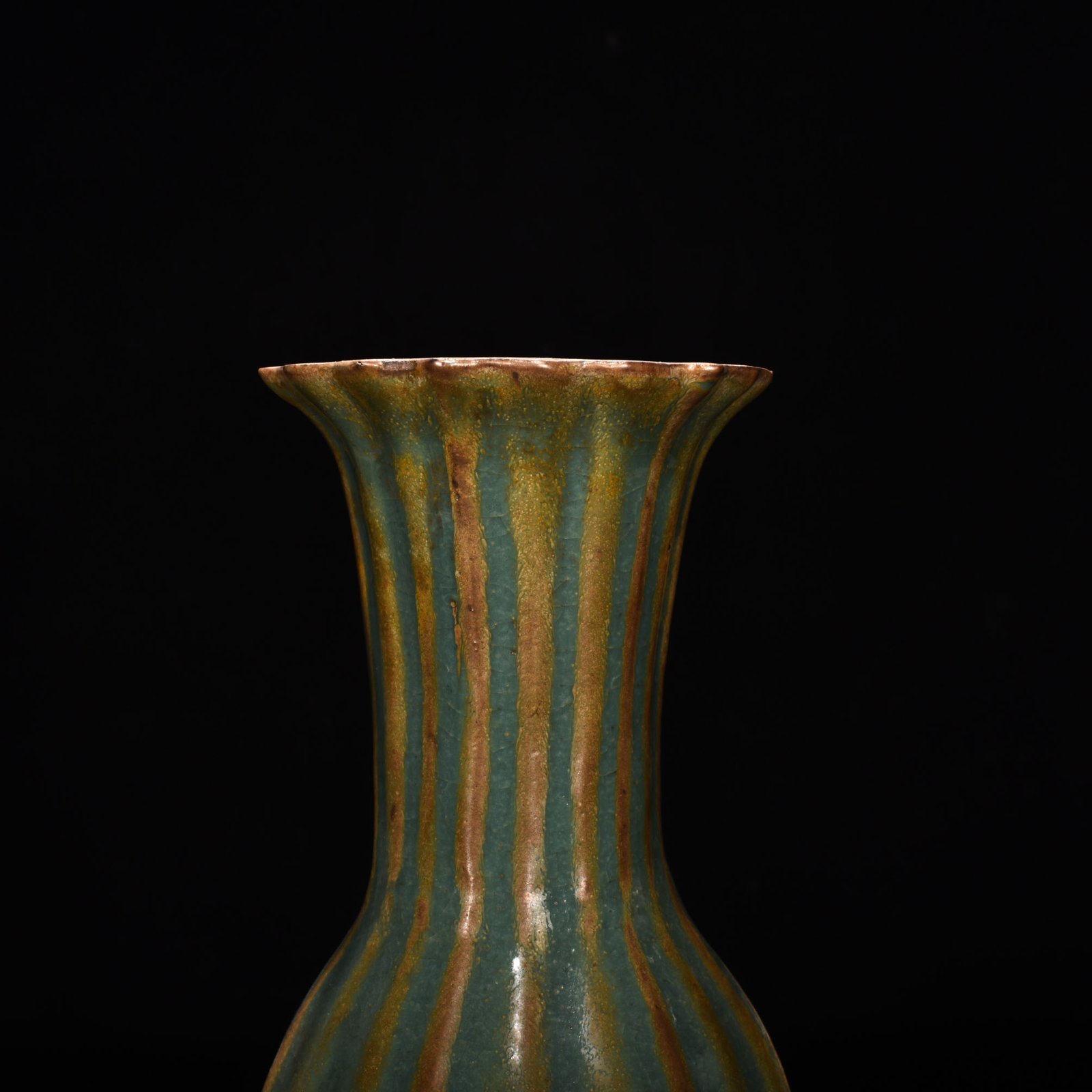 Song Dynasty Longquan kiln plum celadon glaze scraped edge vase