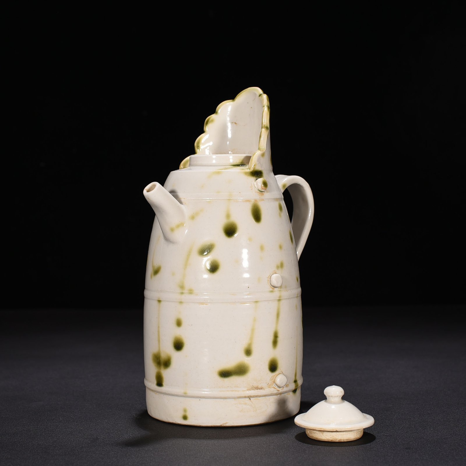Tang Dynasty Xing Kiln Daying Model Spotted Monk Hat Pot