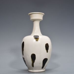 Tang Dynasty Xing kiln dotted plate mouth bottle