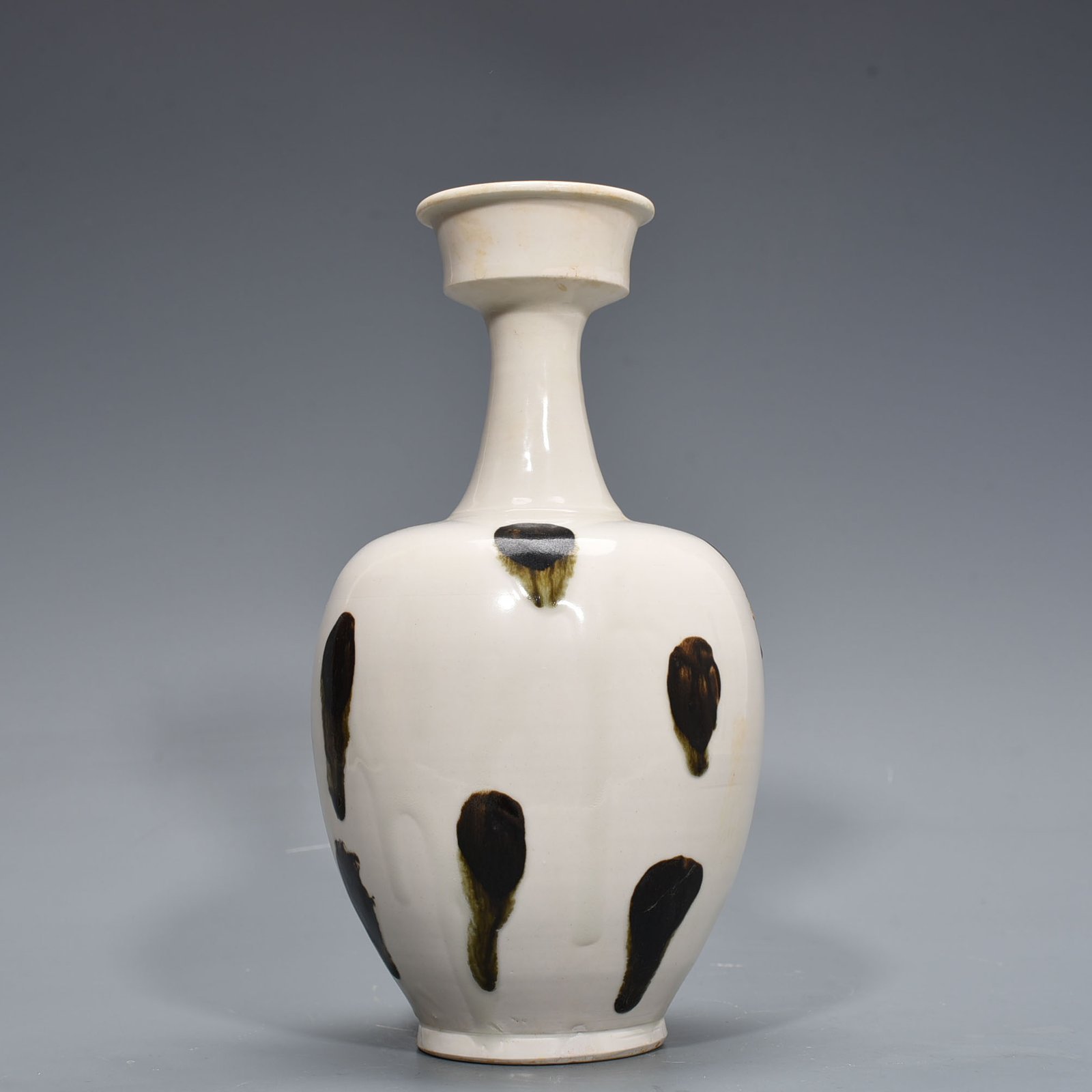 Tang Dynasty Xing kiln dotted plate mouth bottle