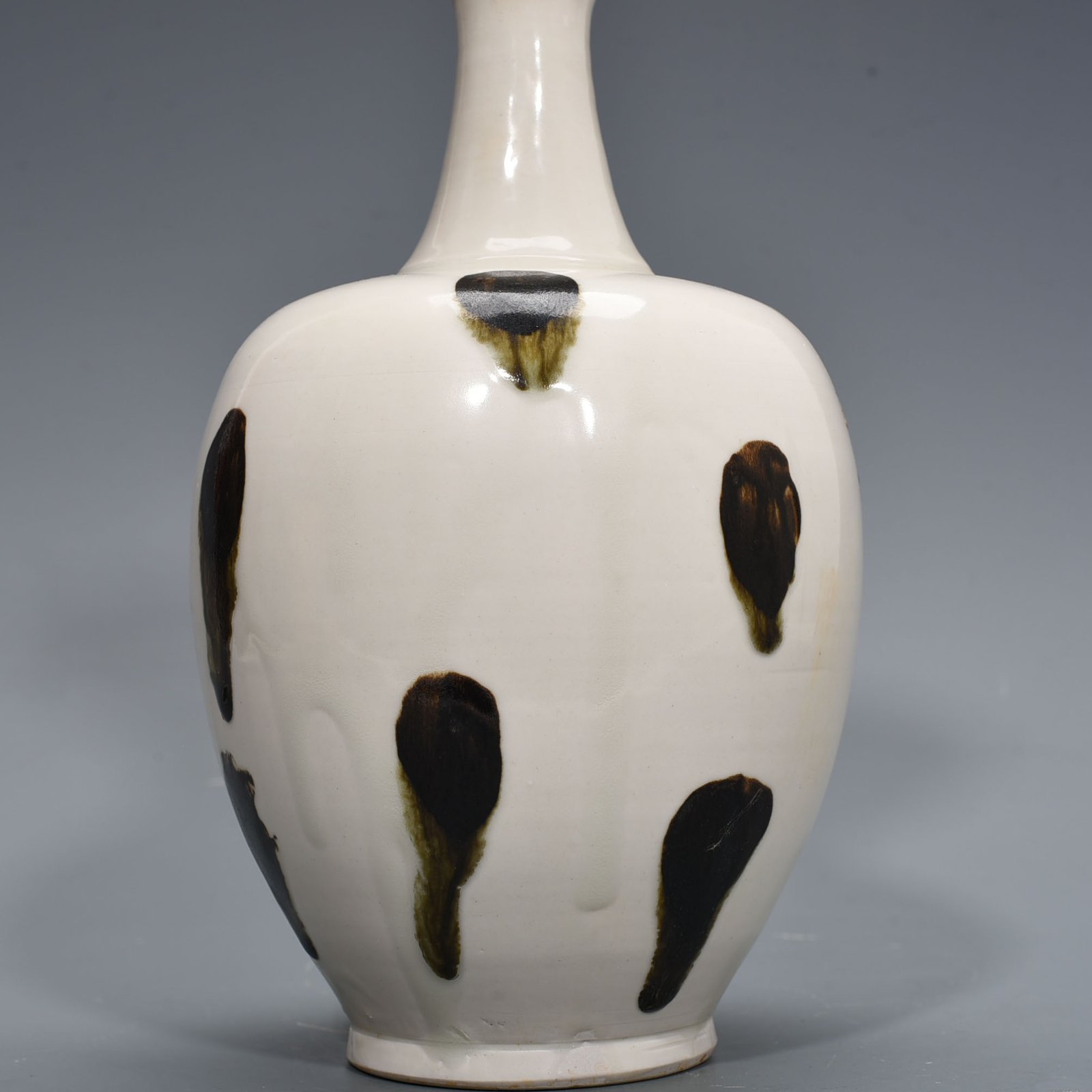 Tang Dynasty Xing kiln dotted plate mouth bottle