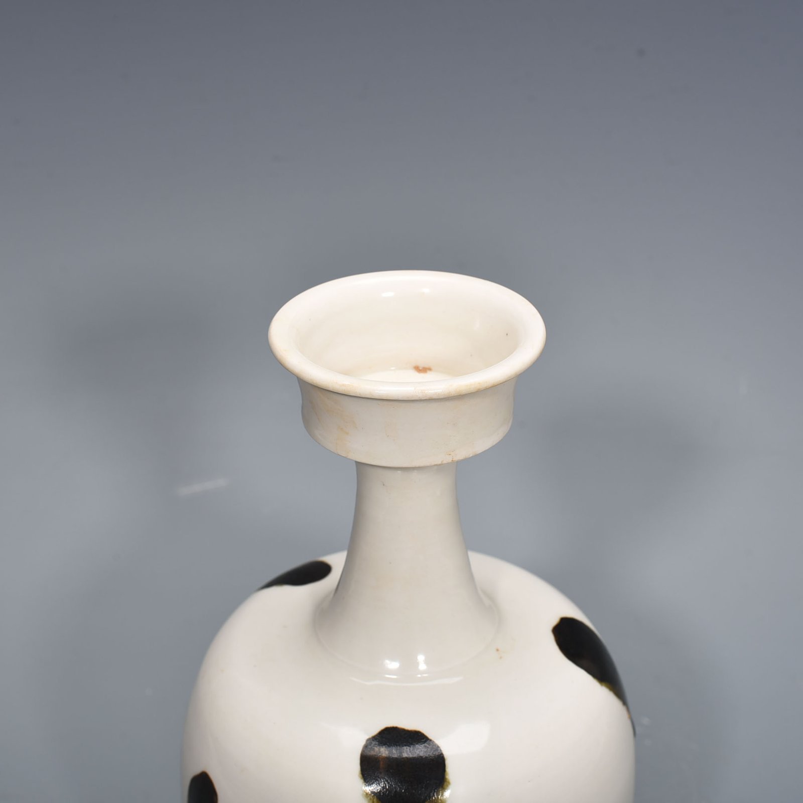 Tang Dynasty Xing kiln dotted plate mouth bottle