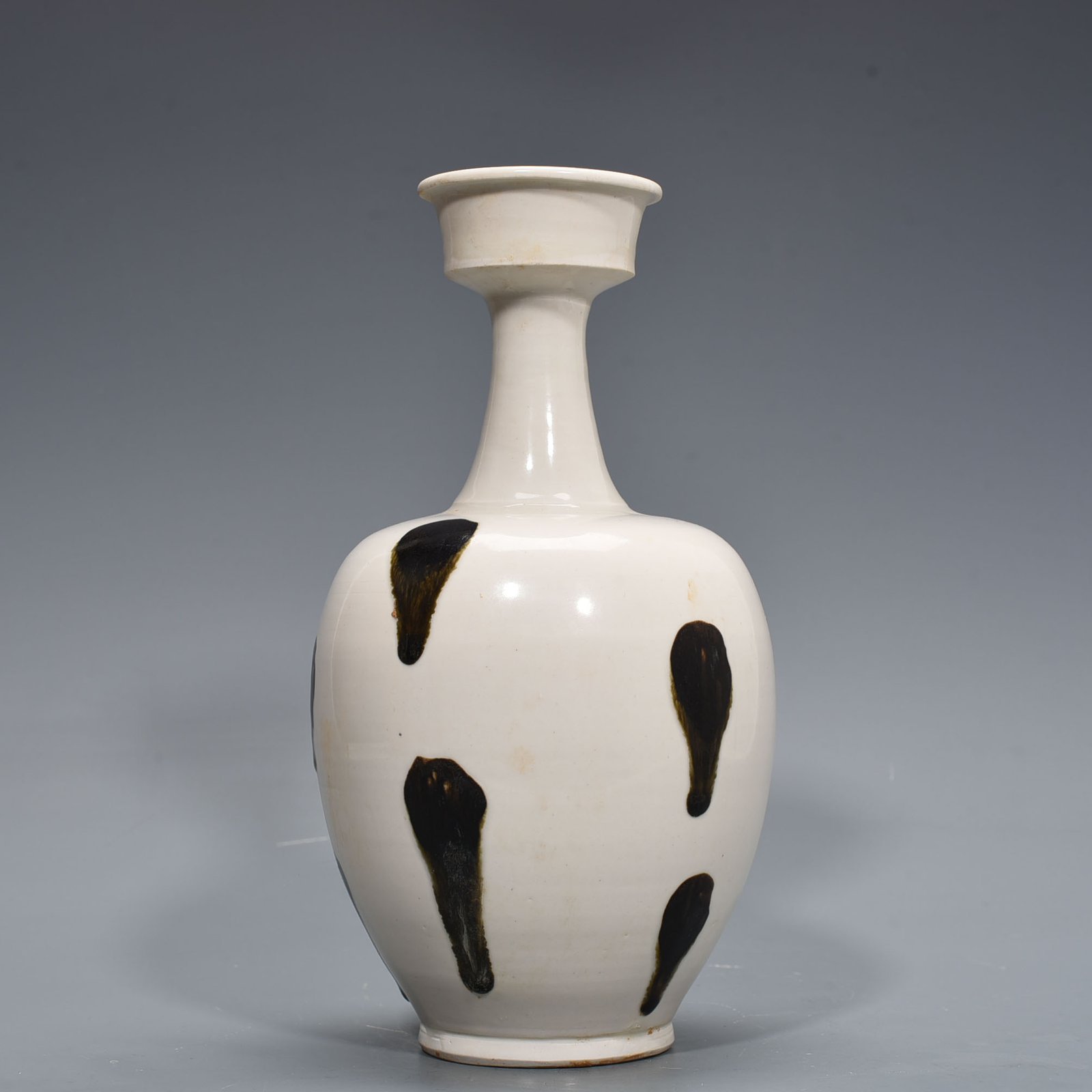 Tang Dynasty Xing kiln dotted plate mouth bottle