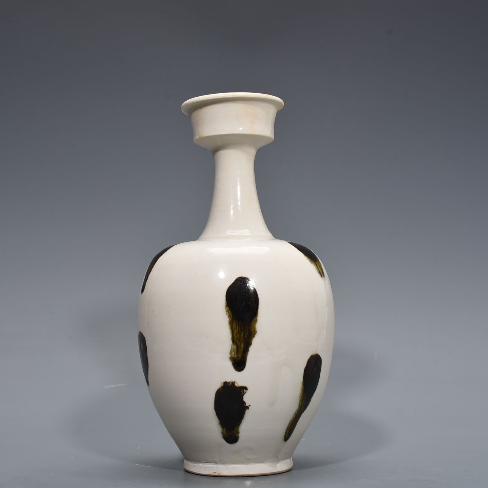 Tang Dynasty Xing kiln dotted plate mouth bottle