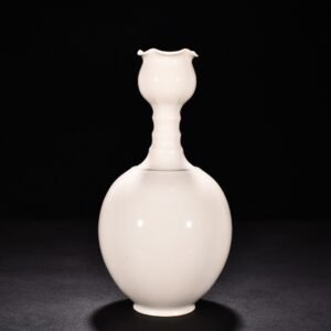 Tang Dynasty Xing kiln white porcelain dazzling pattern flower mouth garlic vase