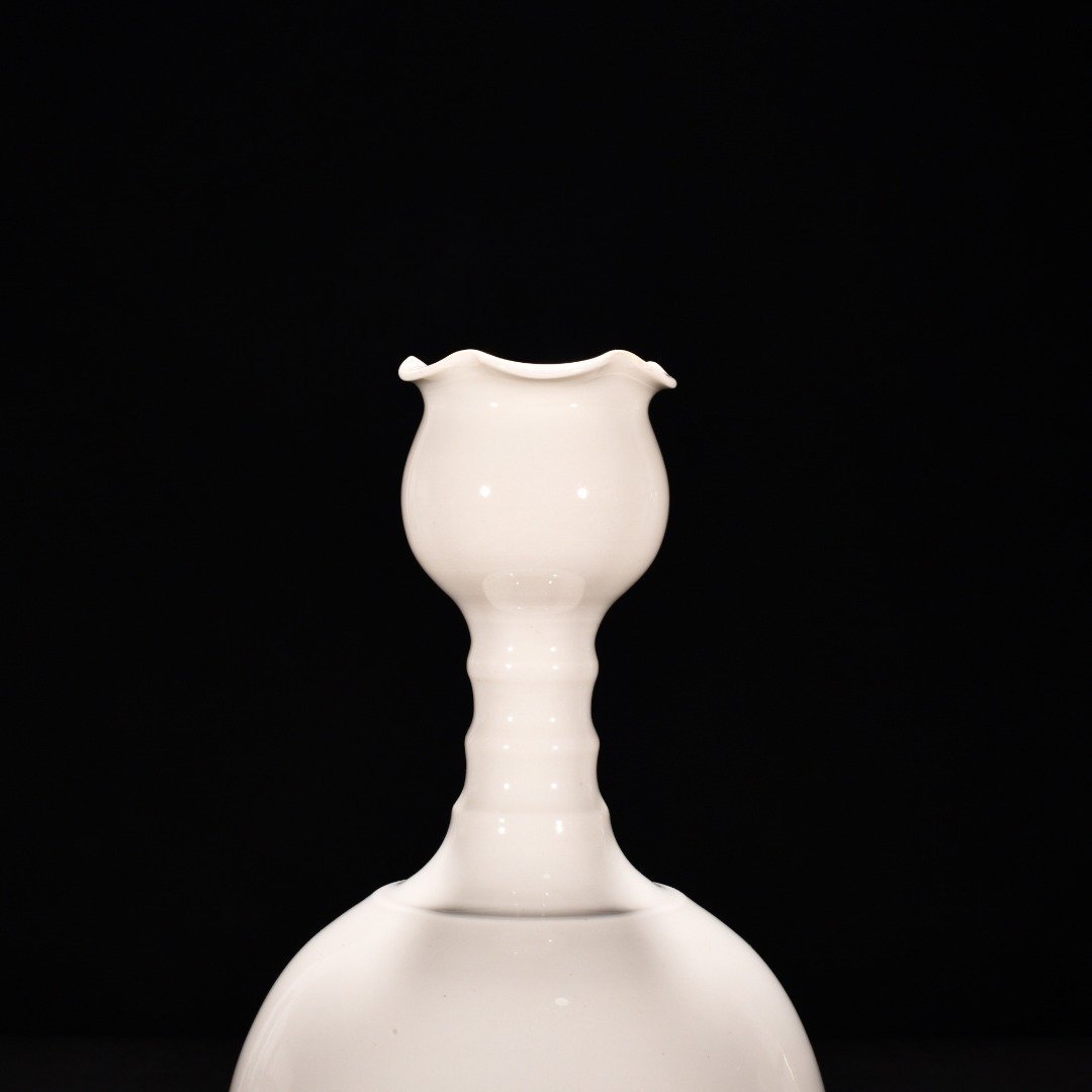 Tang Dynasty Xing kiln white porcelain dazzling pattern flower mouth garlic vase