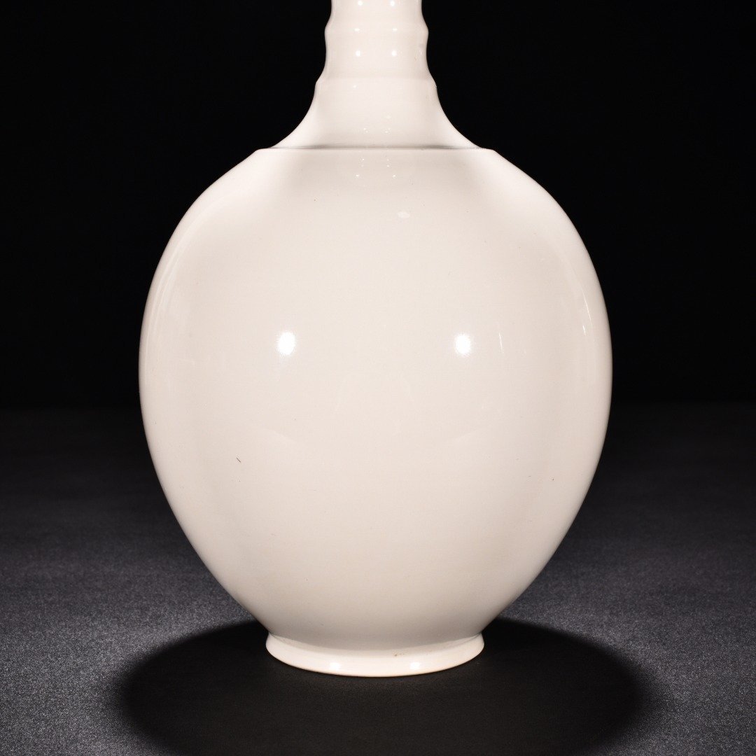 Tang Dynasty Xing kiln white porcelain dazzling pattern flower mouth garlic vase