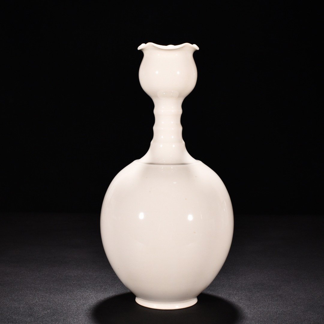 Tang Dynasty Xing kiln white porcelain dazzling pattern flower mouth garlic vase