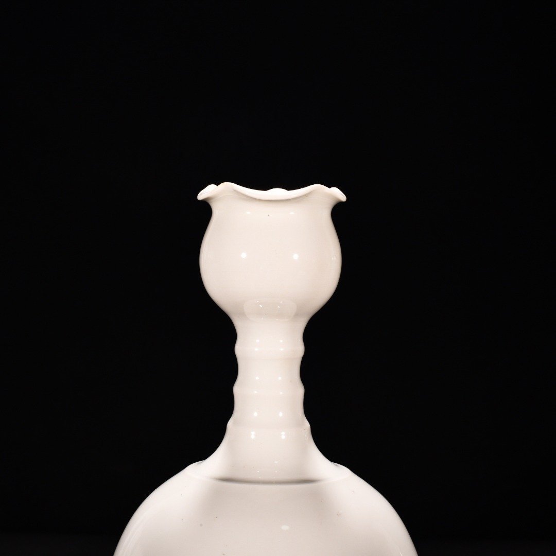Tang Dynasty Xing kiln white porcelain dazzling pattern flower mouth garlic vase
