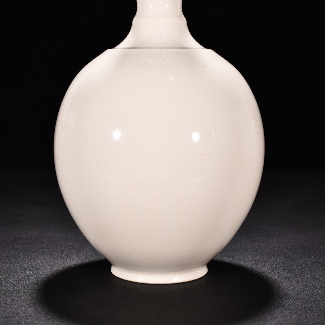 Tang Dynasty Xing kiln white porcelain dazzling pattern flower mouth garlic vase