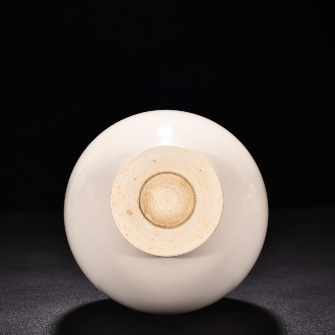 Tang Dynasty Xing kiln white porcelain dazzling pattern flower mouth garlic vase