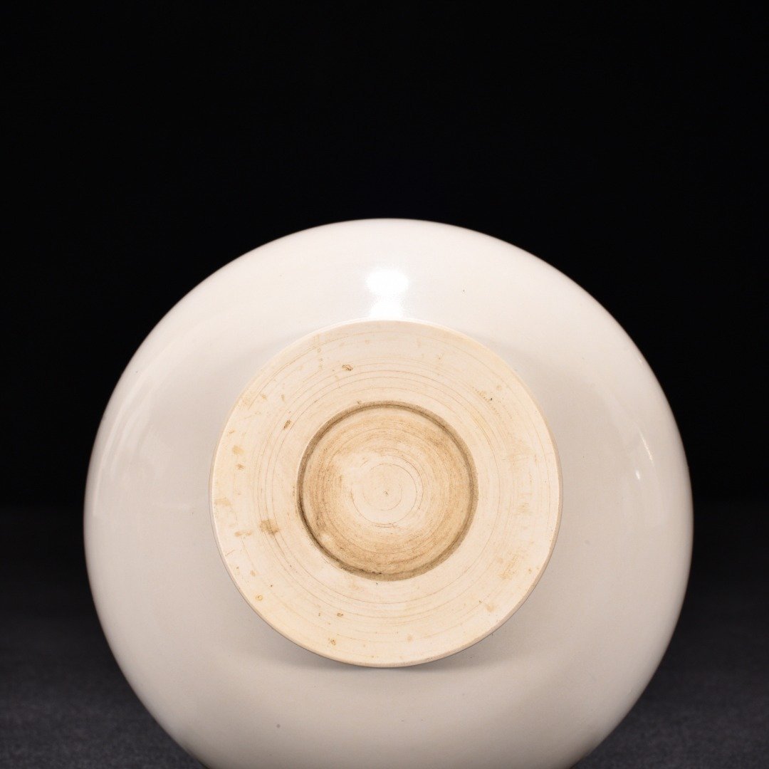 Tang Dynasty Xing kiln white porcelain dazzling pattern flower mouth garlic vase