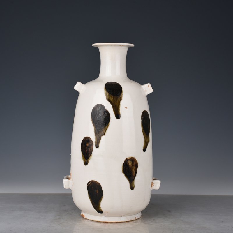 Tang Dynasty Xing kiln white porcelain spotted vase