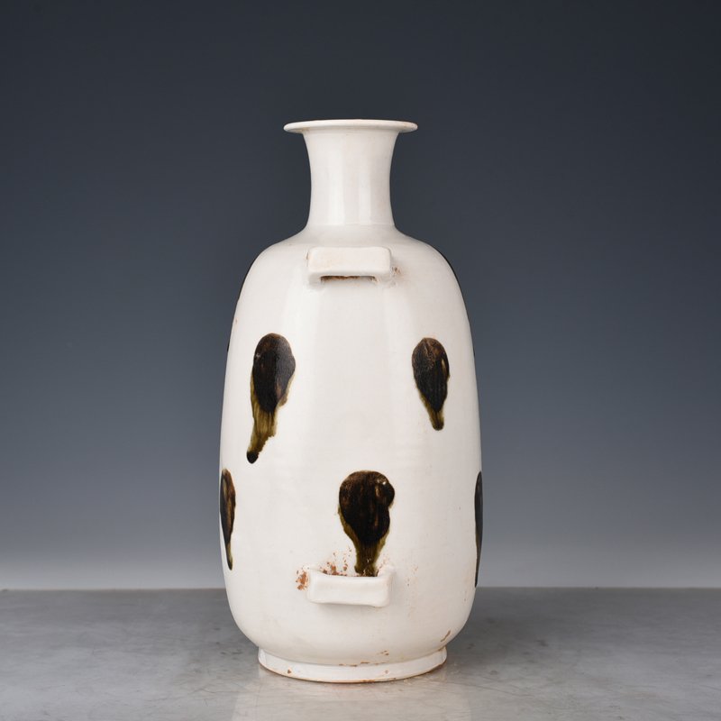 Tang Dynasty Xing kiln white porcelain spotted vase