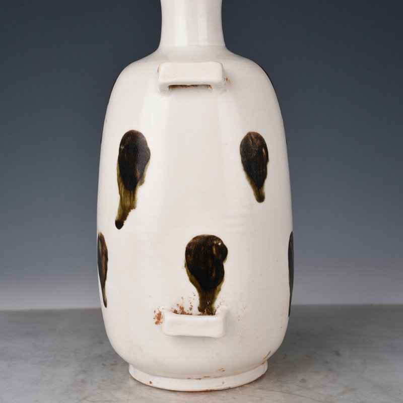 Tang Dynasty Xing kiln white porcelain spotted vase