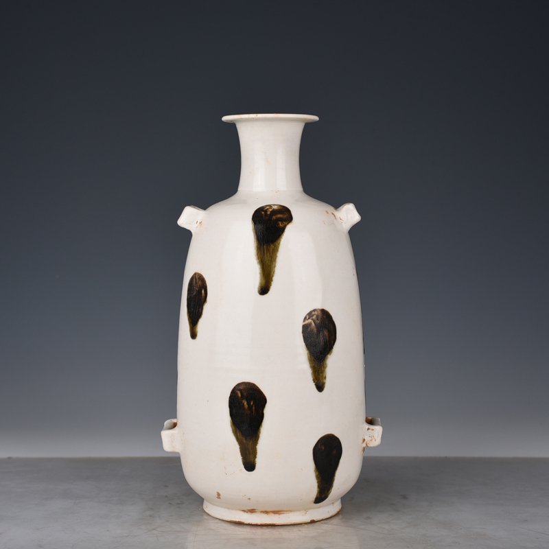 Tang Dynasty Xing kiln white porcelain spotted vase