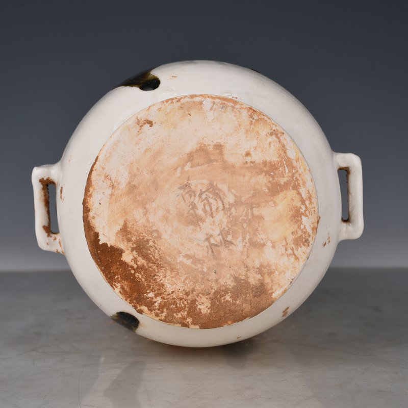 Tang Dynasty Xing kiln white porcelain spotted vase