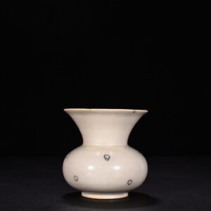 Tang Dynasty Xing kiln white porcelain speckled blue glaze slag bucket