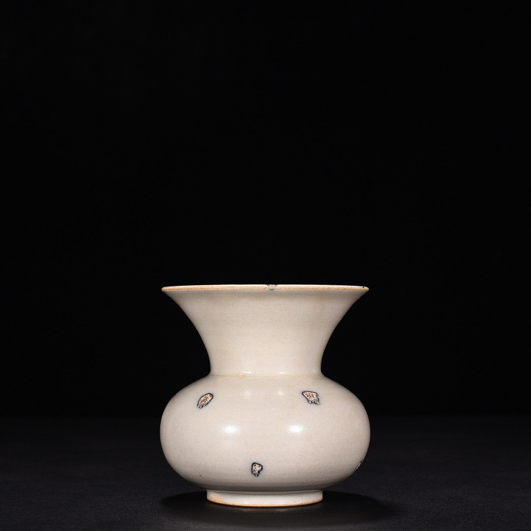 Tang Dynasty Xing kiln white porcelain speckled blue glaze slag bucket