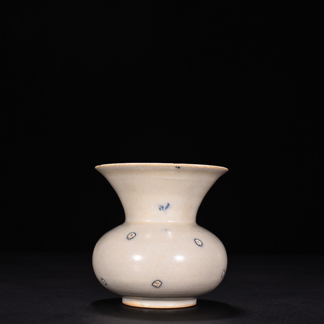 Tang Dynasty Xing kiln white porcelain speckled blue glaze slag bucket
