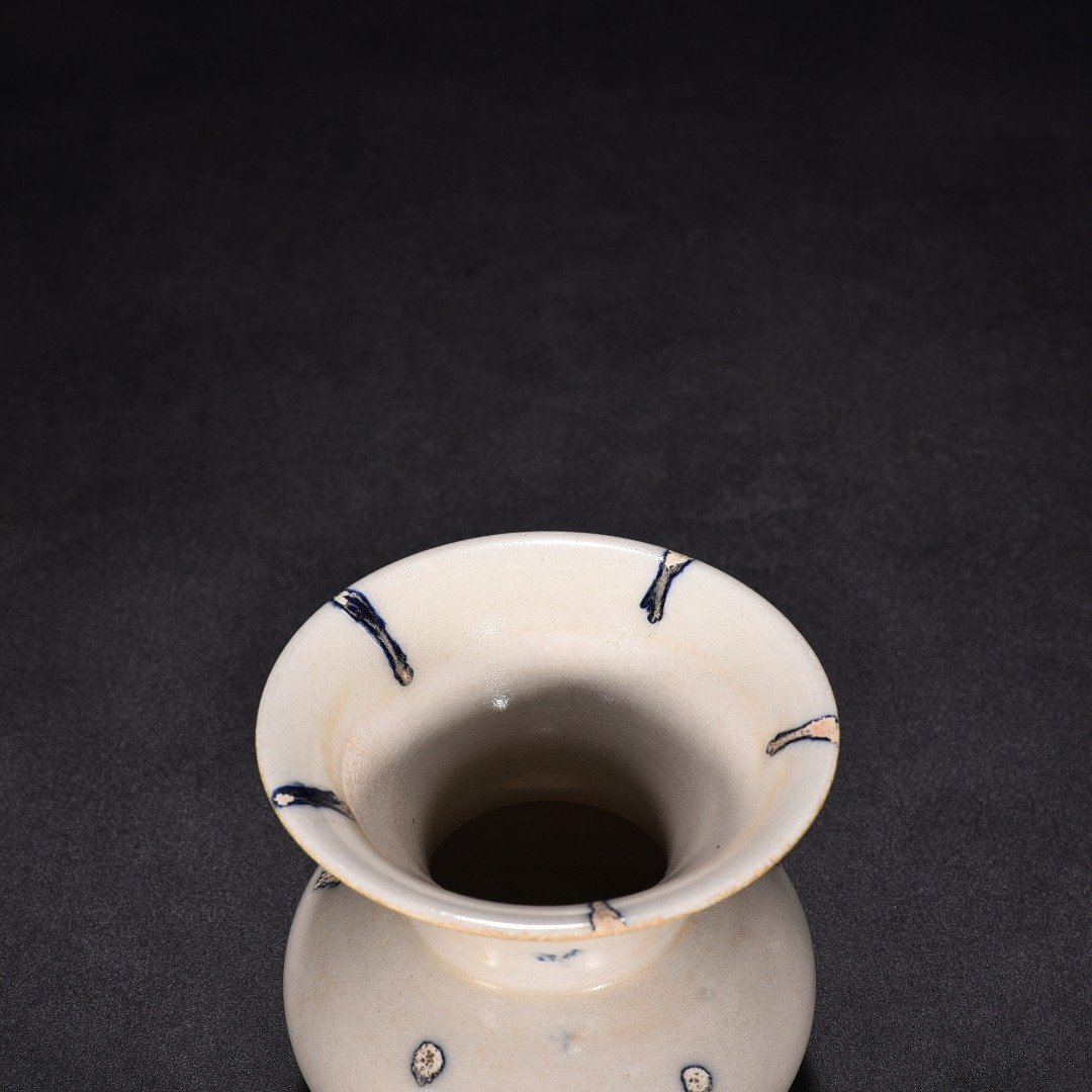 Tang Dynasty Xing kiln white porcelain speckled blue glaze slag bucket