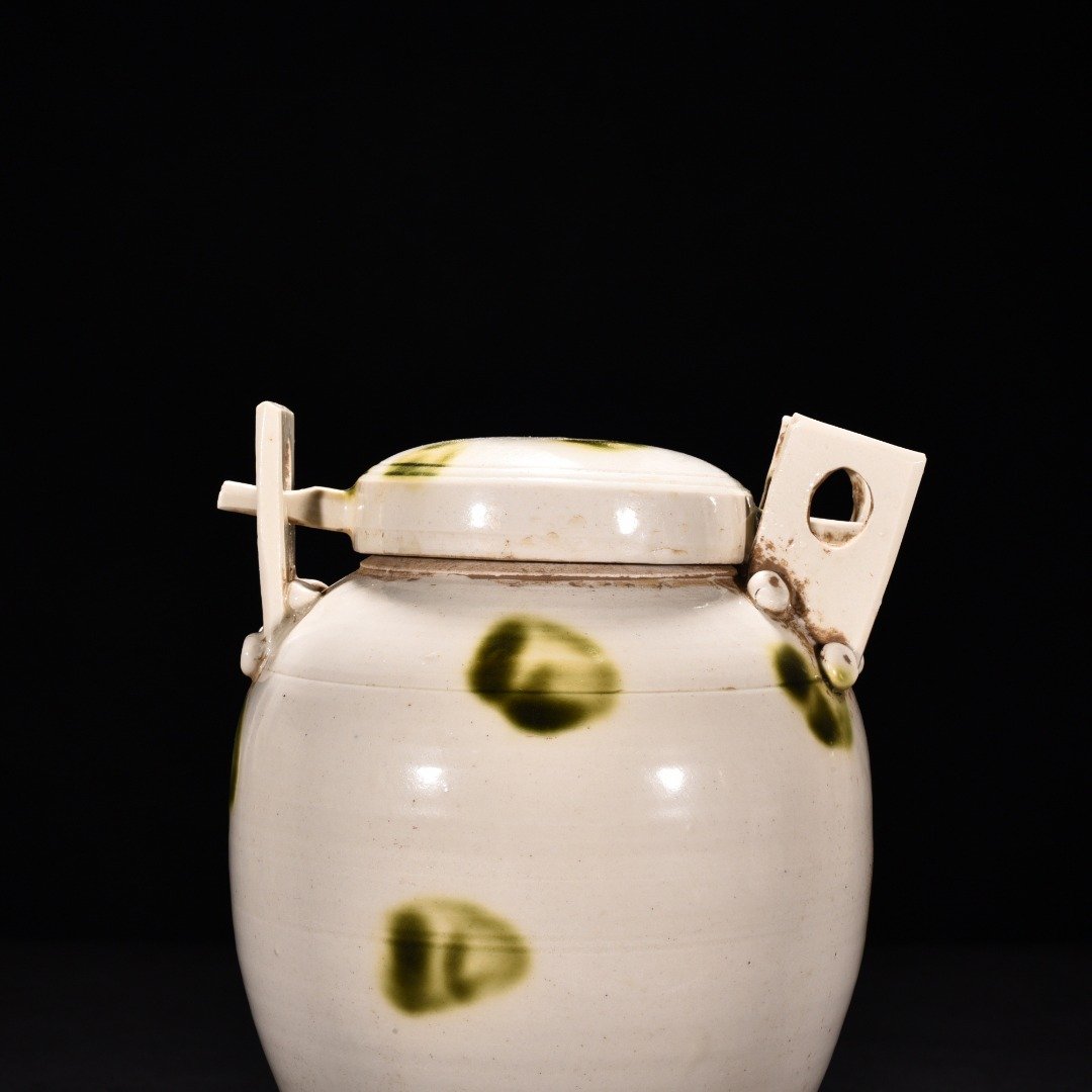 Tang Dynasty Xing kiln white porcelain green glaze dotted lid jar