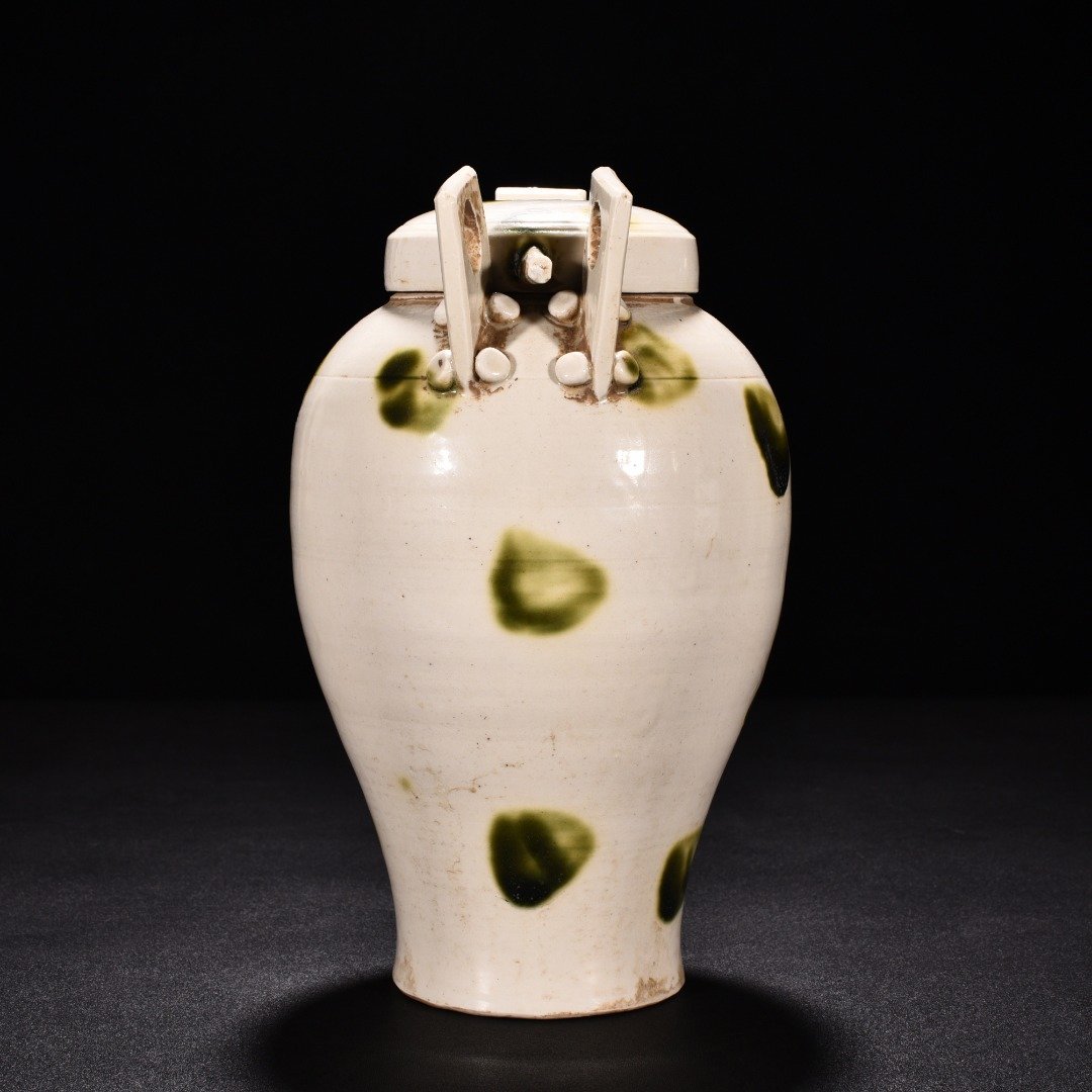 Tang Dynasty Xing kiln white porcelain green glaze dotted lid jar