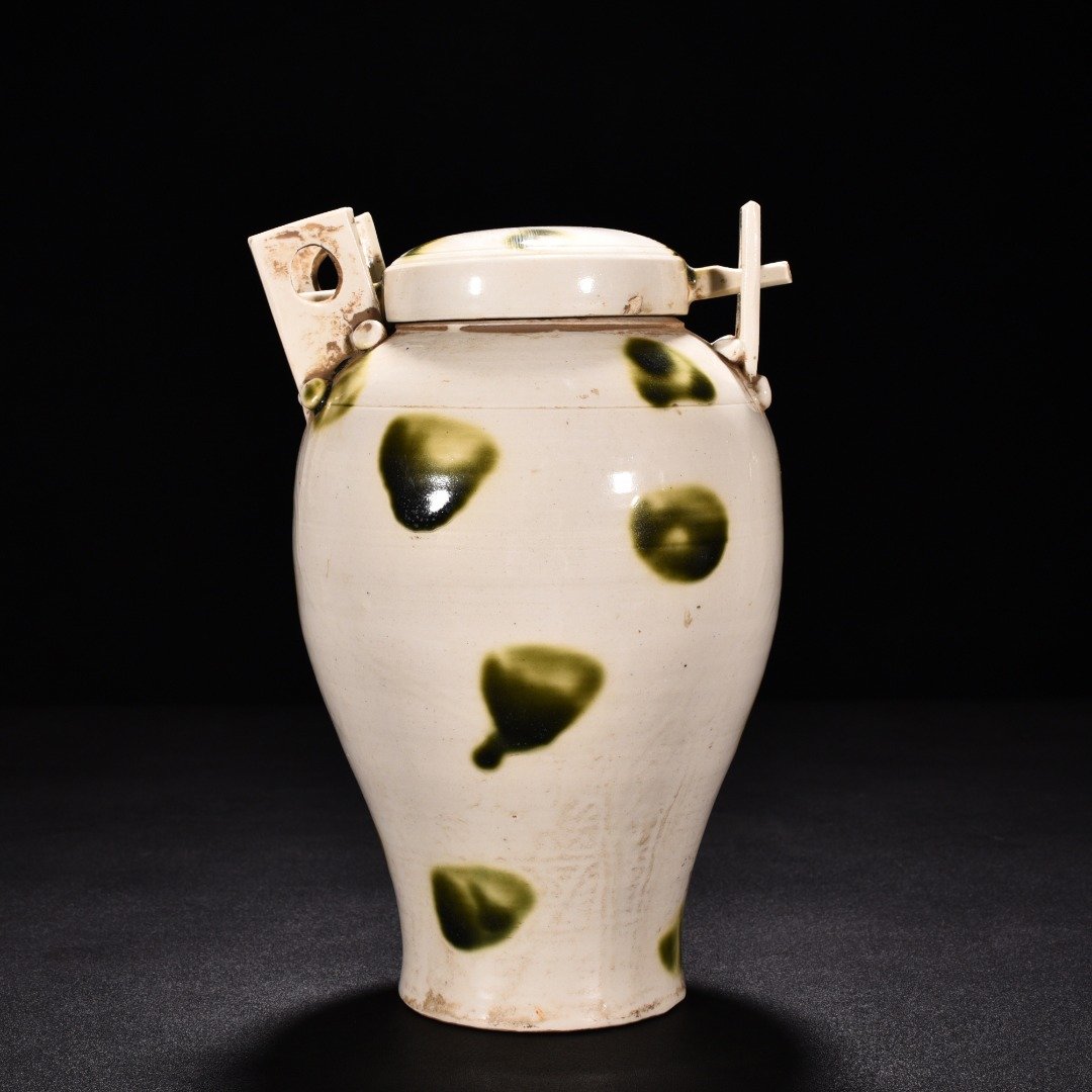 Tang Dynasty Xing kiln white porcelain green glaze dotted lid jar